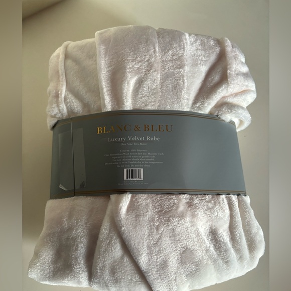 NWT Velvet Robe - Picture 4 of 5